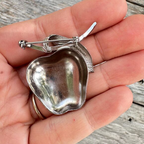 Vintage Jewelry Giovanni Silver Tone Apple brooch pin - Picture 3 of 3